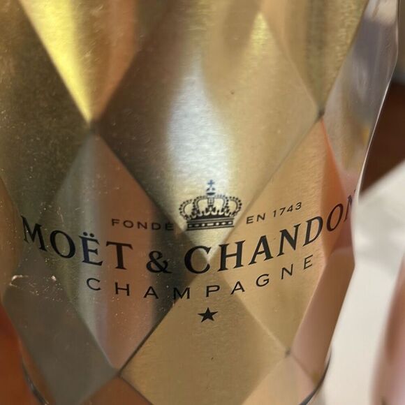 Moët & Chandon gold large tin and pink plastic glass - Picture 3 of 6